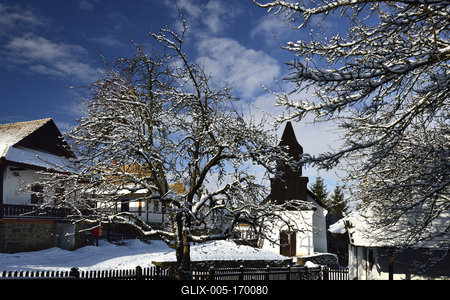 Hollókõ népi építészetérõl és váráról ismert település a Cserhát hegységben, amely a világörökség része télen-stock-foto