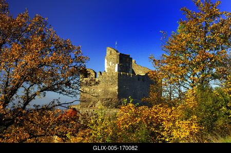Hollókõ népi építészetérõl és váráról ismert település a Cserhát hegységben, amely a világörökség része-stock-foto