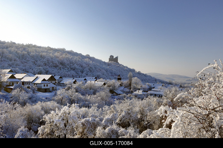 Hollókõ népi építészetérõl és váráról ismert település a Cserhát hegységben, amely a világörökség része télen-stock-foto