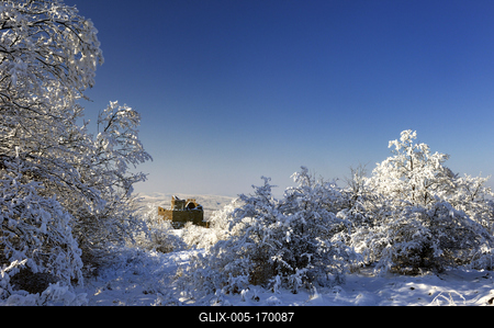 Hollókõ népi építészetérõl és váráról ismert település a Cserhát hegységben, amely a világörökség része télen-stock-foto