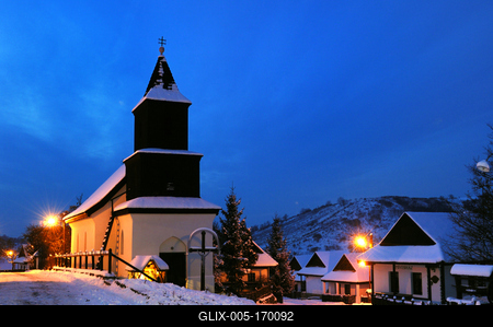 Hollókõ népi építészetérõl és váráról ismert település a Cserhát hegységben, amely a világörökség része télen-stock-foto