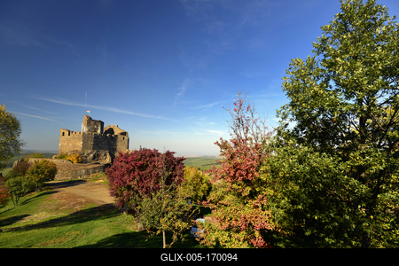 Hollókõ népi építészetérõl és váráról ismert település a Cserhát hegységben, amely a világörökség része-stock-foto