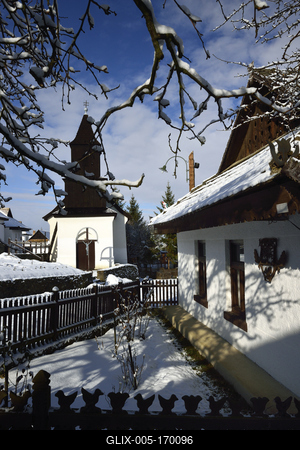 Hollókõ népi építészetérõl és váráról ismert település a Cserhát hegységben, amely a világörökség része télen-stock-foto