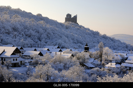 Hollókõ népi építészetérõl és váráról ismert település a Cserhát hegységben, amely a világörökség része télen-stock-foto
