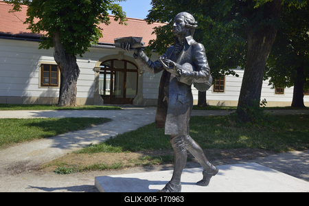 Joseph Haydn szobra Fertõdön az Esterházy kastély parkjában-stock-foto