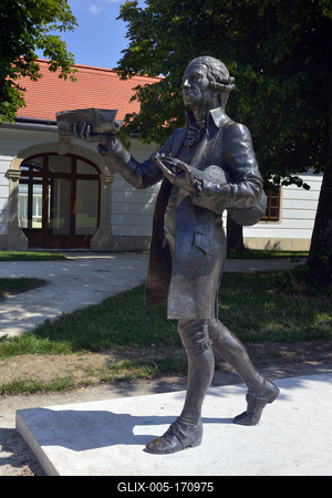 Joseph Haydn szobra Fertõdön az Esterházy kastély parkjában-stock-foto