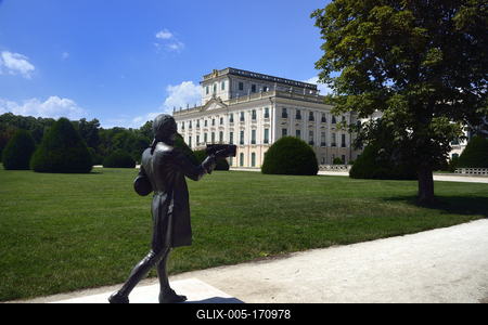 Joseph Haydn szobra Fertõdön az Esterházy kastély parkjában-stock-foto
