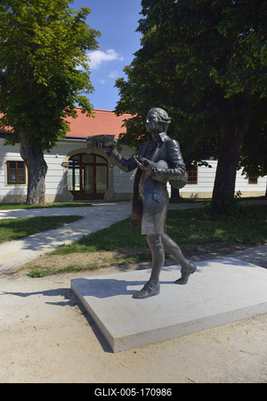 Joseph Haydn szobra Fertõdön az Esterházy kastély parkjában-stock-foto