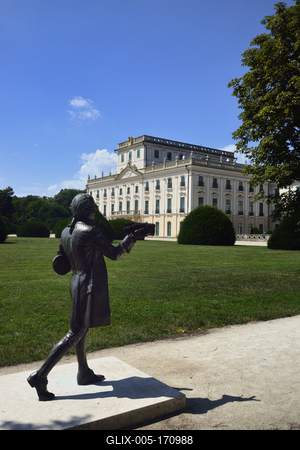 Joseph Haydn szobra Fertõdön az Esterházy kastély parkjában-stock-foto