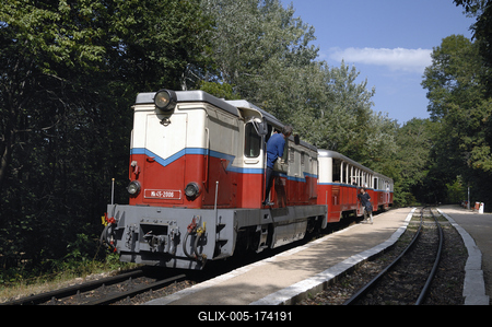 Budapest, Széchenyi-hegyi Gyermekvasút (Úttörõvasút) Hûvösvölgy állomása.-stock-foto