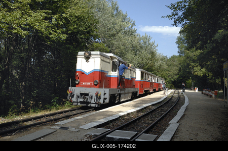 Budapest, Széchenyi-hegyi Gyermekvasút (Úttörõvasút) Hûvösvölgy állomása.-stock-foto