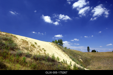 Homokbuckák Fülöpháza határában. A Homokhátság buckavonulatai csak néhány tíz méterrel magasodnak a Duna és Tisza-völgy fölé. A homokterületek az Õs-Duna hordalékkúpjainak maradványa. A szinte érintetlen állapotban levõ homokbuckás-stock-foto