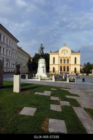 Pécs - Kossuth tér és a Zsinagóga-stock-foto