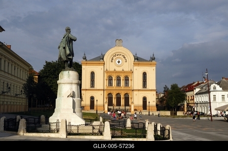 Pécs - Kossuth tér és a Zsinagóga-stock-foto