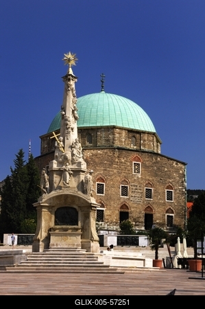 Pécs - Dzsámi és a Szentháromság szobor-stock-foto