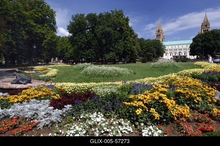 Pécs - Szent István park és a Püspöki Palota-stock-foto