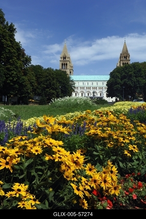 Pécs - Szent István park és a Püspöki Palota-stock-foto