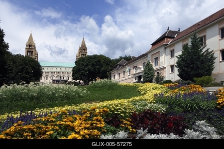 Pécs - Szent István park és a Püspöki Palota-stock-foto