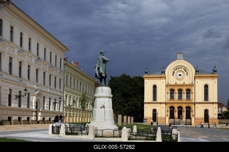 Pécs - Kossuth tér és a Zsinagóga-stock-foto