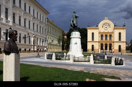 Pécs - Kossuth tér és a Zsinagóga-stock-foto