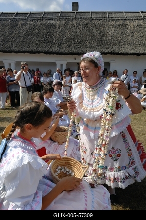 Matyó lakodalom Szentistvánon-stock-foto