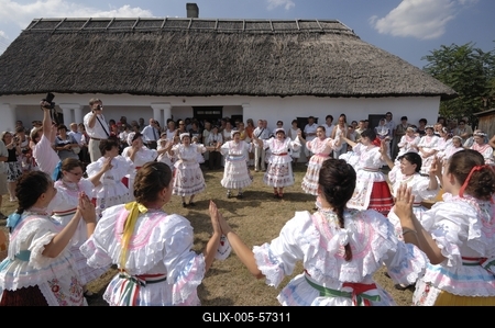 Matyó lakodalom Szentistvánon-stock-foto