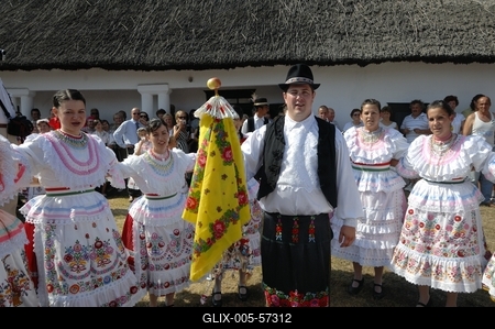 Matyó lakodalom Szentistvánon-stock-foto