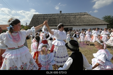 Matyó lakodalom Szentistvánon-stock-foto