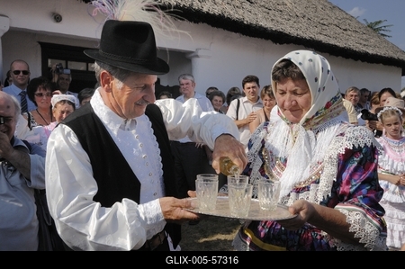 Matyó lakodalom Szentistvánon-stock-foto