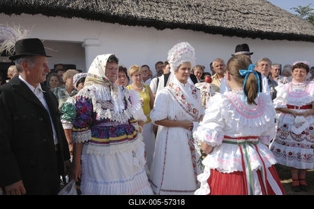 Matyó lakodalom Szentistvánon-stock-foto
