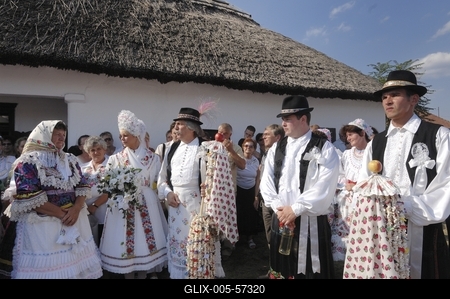 Matyó lakodalom Szentistvánon-stock-foto