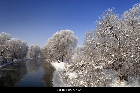 Téli zúzmarával borított táj a Sajó folyónál-stock-foto