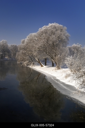 Téli zúzmarával borított táj a Sajó folyónál-stock-foto