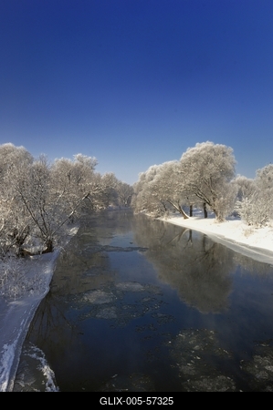 Téli zúzmarával borított táj a Sajó folyónál-stock-foto