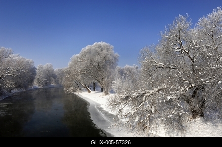 Téli zúzmarával borított táj a Sajó folyónál-stock-foto