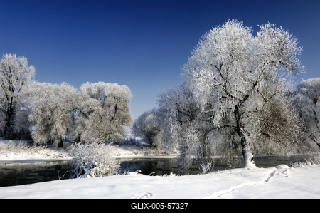 Téli zúzmarával borított táj a Sajó folyónál-stock-foto
