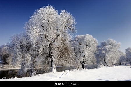 Téli zúzmarával borított táj a Sajó folyónál-stock-foto