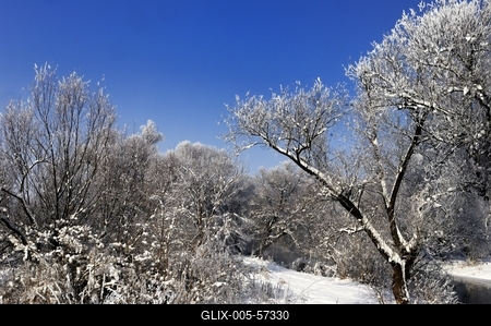 Téli zúzmarával borított táj a Sajó folyónál-stock-foto