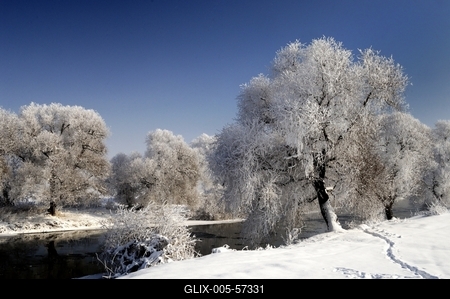Téli zúzmarával borított táj a Sajó folyónál-stock-foto