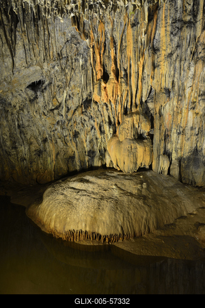Aggteleki-cseppkőbarlang-stock-foto