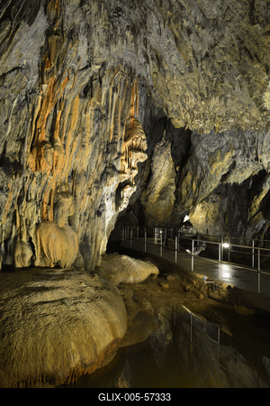 Aggteleki-cseppkőbarlang-stock-foto