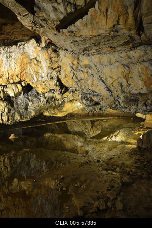 Aggteleki-cseppkőbarlang-stock-foto