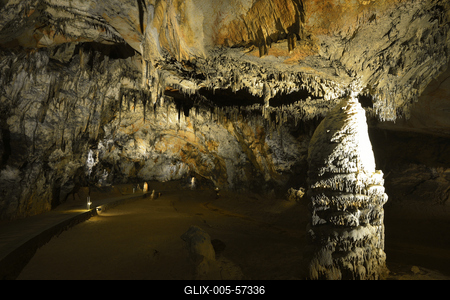 Aggteleki-cseppkőbarlang-stock-foto