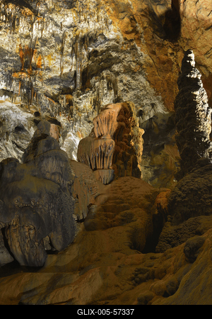 Aggteleki-cseppkőbarlang-stock-foto