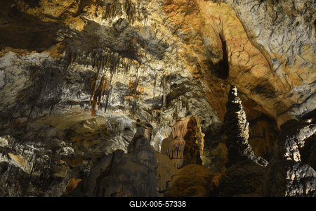 Aggteleki-cseppkőbarlang-stock-foto