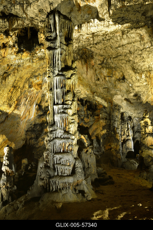 Aggteleki-cseppkőbarlang-stock-foto