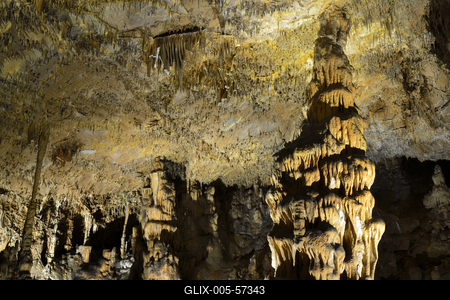 Aggteleki-cseppkőbarlang-stock-foto