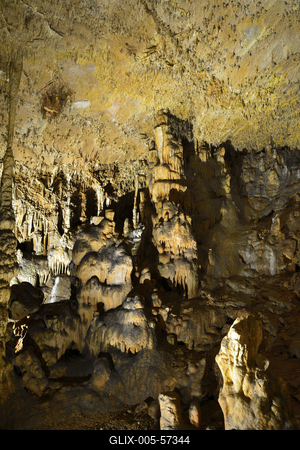 Aggteleki-cseppkőbarlang-stock-foto