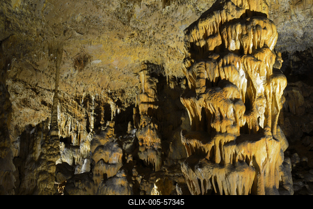 Aggteleki-cseppkőbarlang-stock-foto
