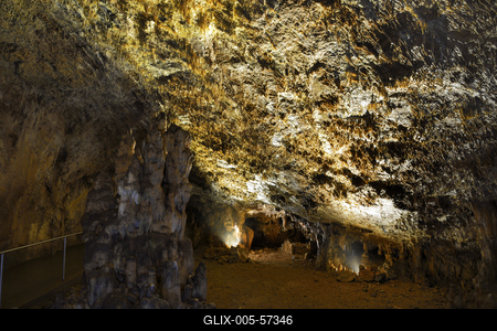 Aggteleki-cseppkőbarlang-stock-foto